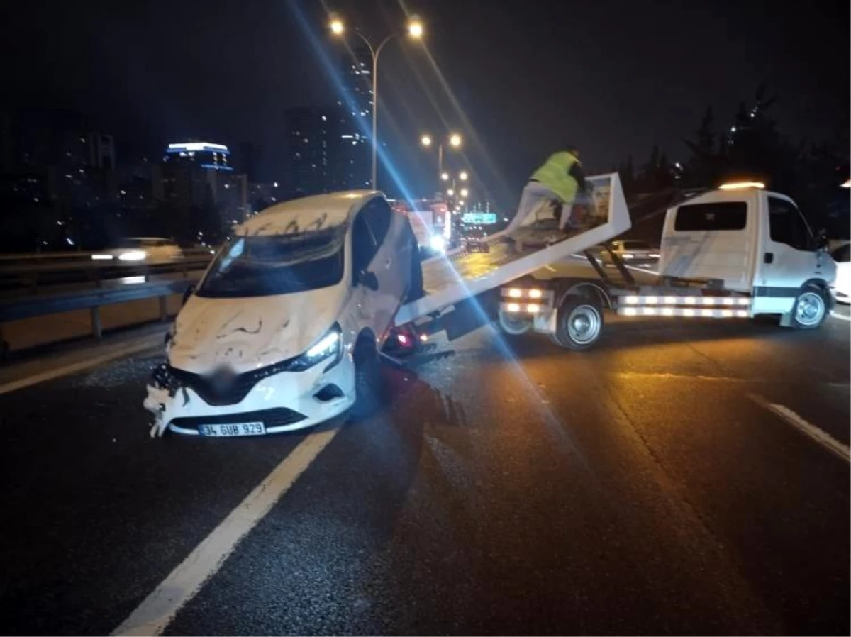 Ümraniye'de TEM Otoyolu'nda gerçekleşen trafik kazasında, seyir halindeki otomobil önündeki