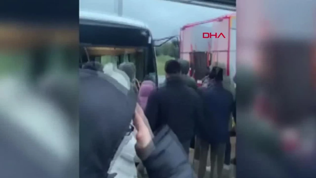 Üsküdar Altunizade metrobüs durağında bir metrobüsün arızalanması sonucu durakta ve