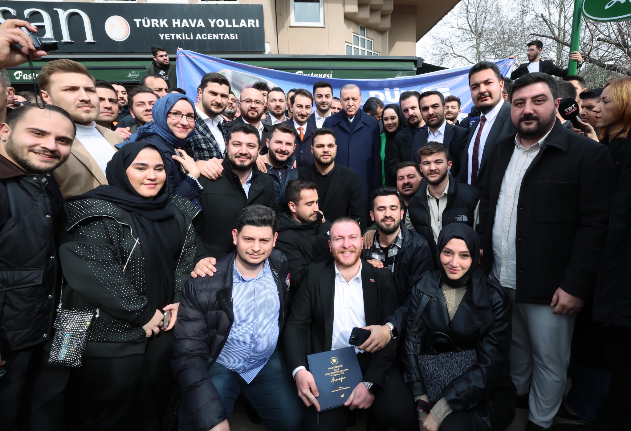Cumhurbaşkanı Recep Tayyip Erdoğan’a doğum gününde evinin önünde bekleyen vatandaşlar