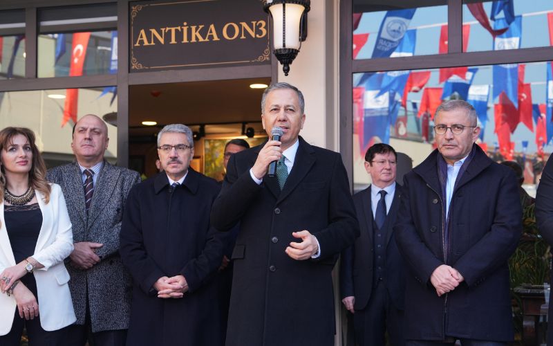 İçişleri Bakanı Ali Yerlikaya, Üsküdar'da esnaf ve vatandaşlarla bir araya