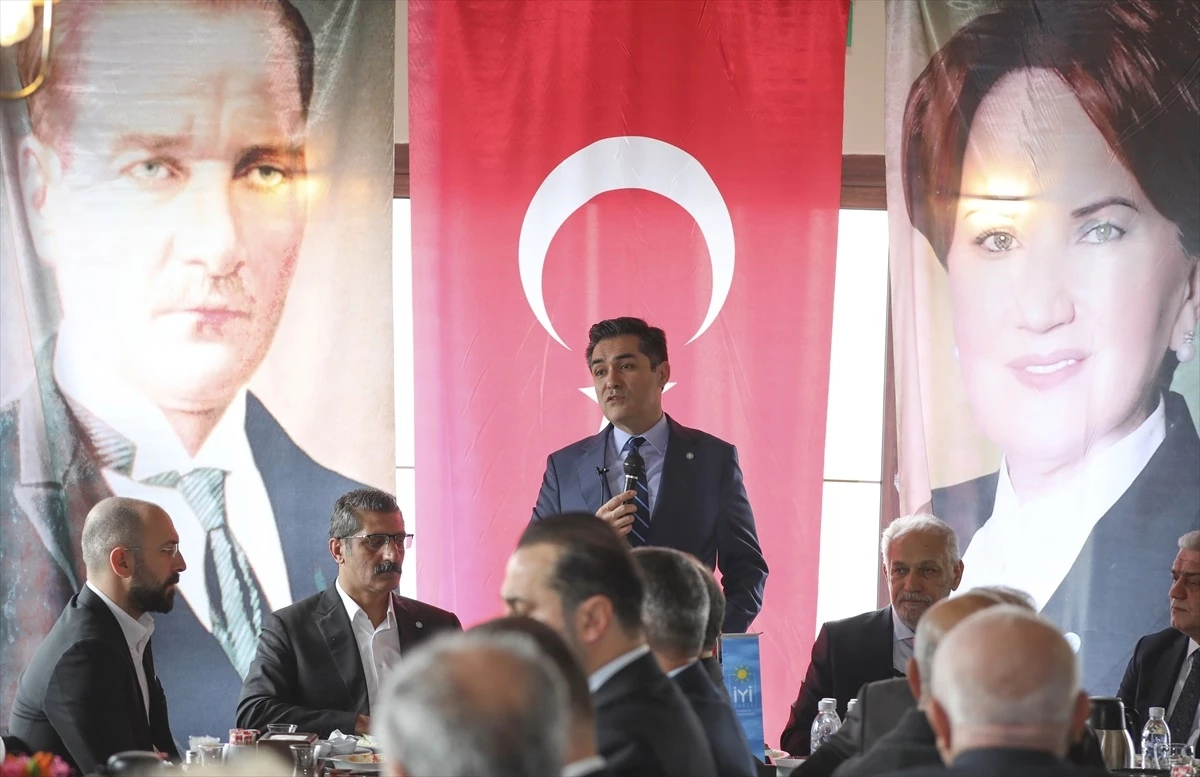Üsküdar sahilde bir restoranda düzenlenen programda mahalle muhtarları ve yerel