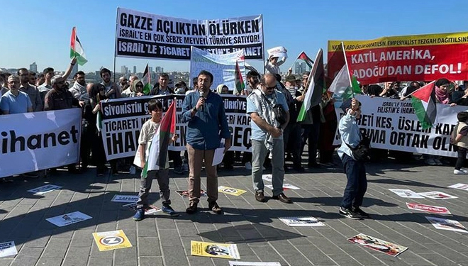 İstanbul Üsküdar sahilinde toplanan bir grup, Türkiye'nin İsrail ile olan