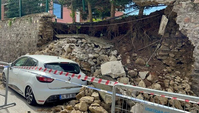 İstanbul Üsküdar'da sitenin istinat duvarının çökmesi sonucu park halindeki iki