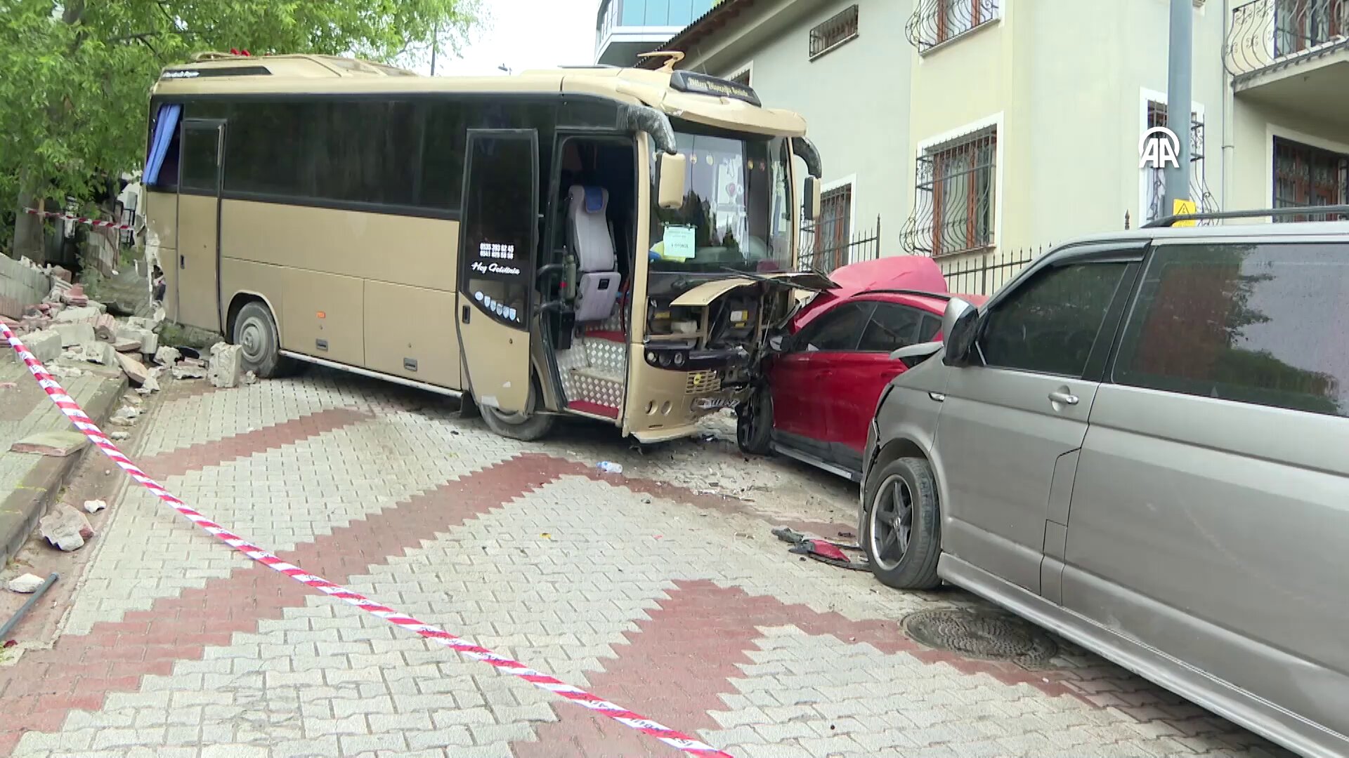 Üsküdar'da meydana gelen trafik kazasında, bir öğrenci minibüsü kontrolünü kaybederek