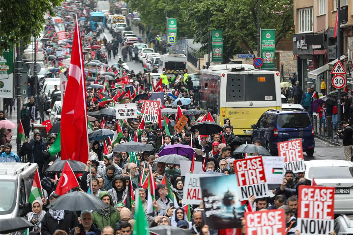 Üsküdar'da binlerce kişi, işgal rejiminin Gazze'de sürdürdüğü saldırı ve katliamlarını
