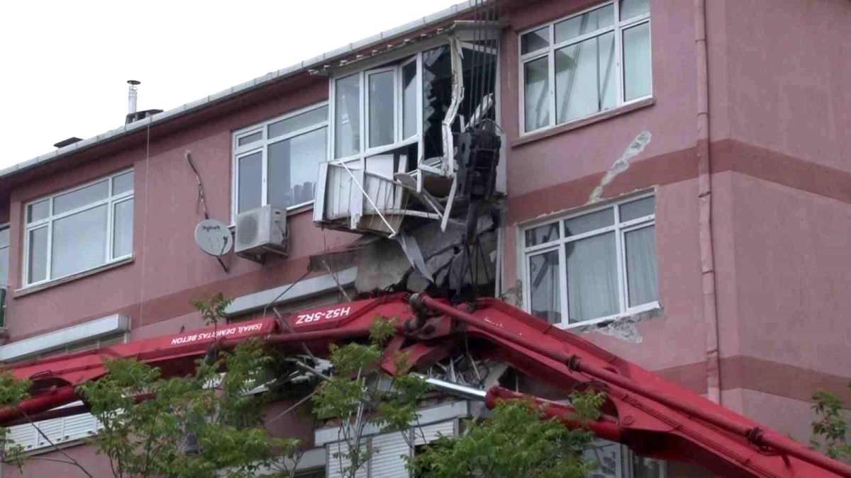 Üsküdar'da inşaat alanına beton dökme esnasında beton pompa aracı devrildi.