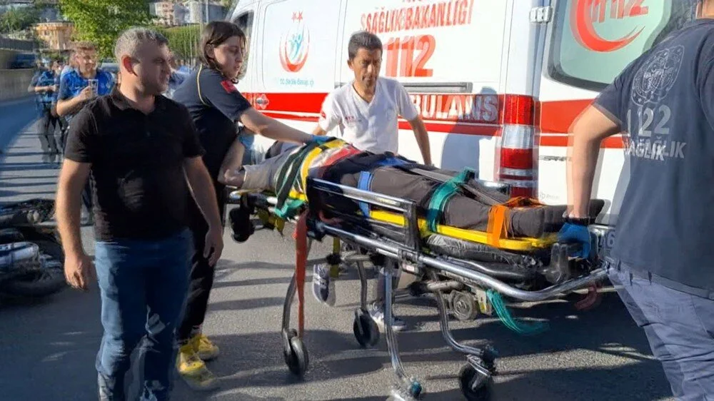 İstanbul Üsküdar'da caddede seyir halindeki otomobil, motosikletle kafa kafaya çarpıştı.