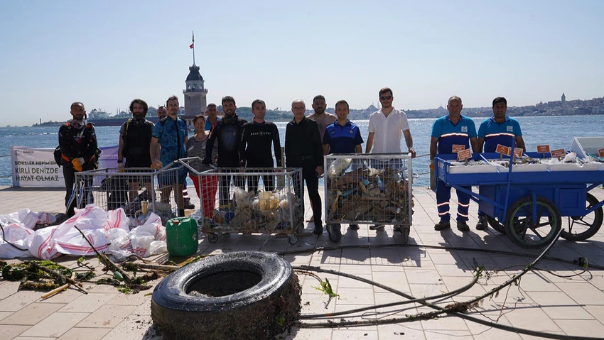 Kız Kulesi ve Salacak Sahili'nde dalgıçlar deniz dibi temizliği yaparak,