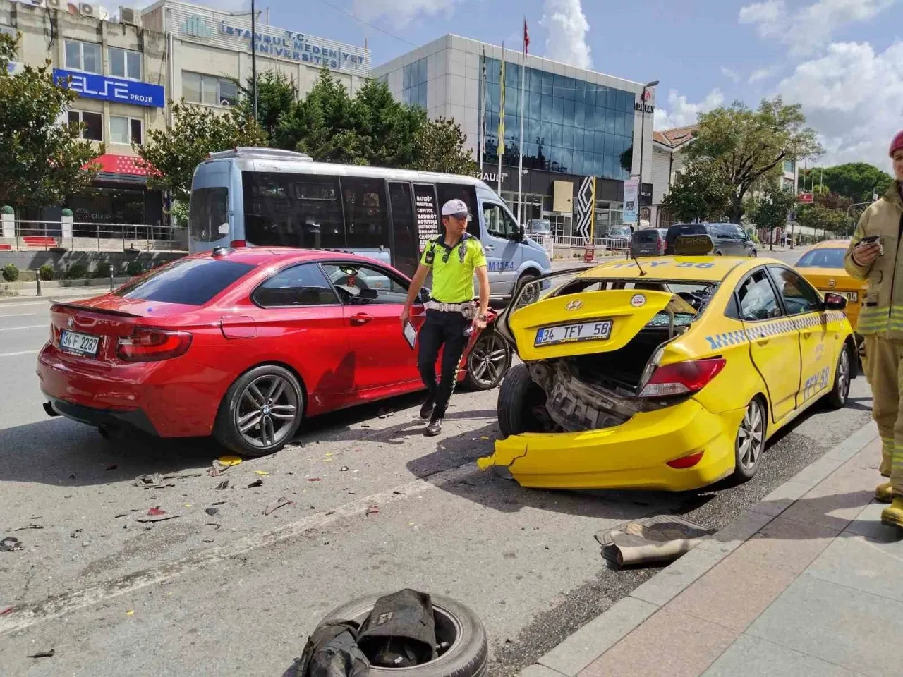 Üsküdar'da seyir halindeki lüks otomobil sürücüsünün kontrolünden çıkarak park halindeki