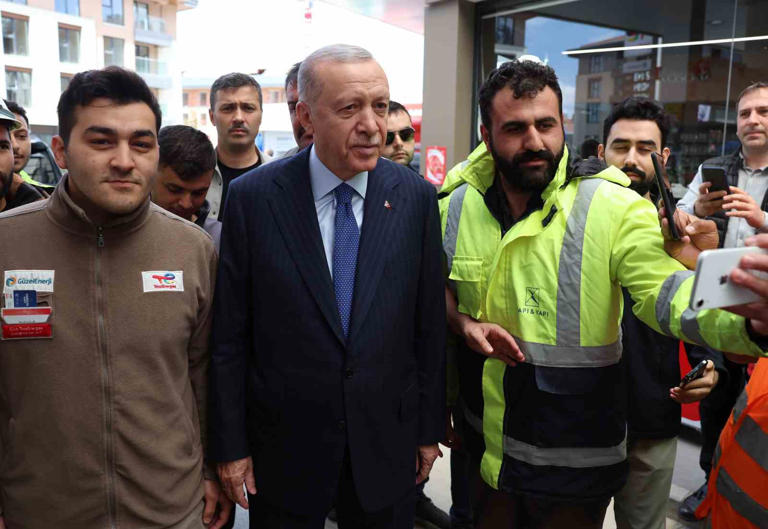 Cumhurbaşkanı Recep Tayyip Erdoğan, Üsküdar’da bulunan bir akaryakıt istasyonuna uğradı.