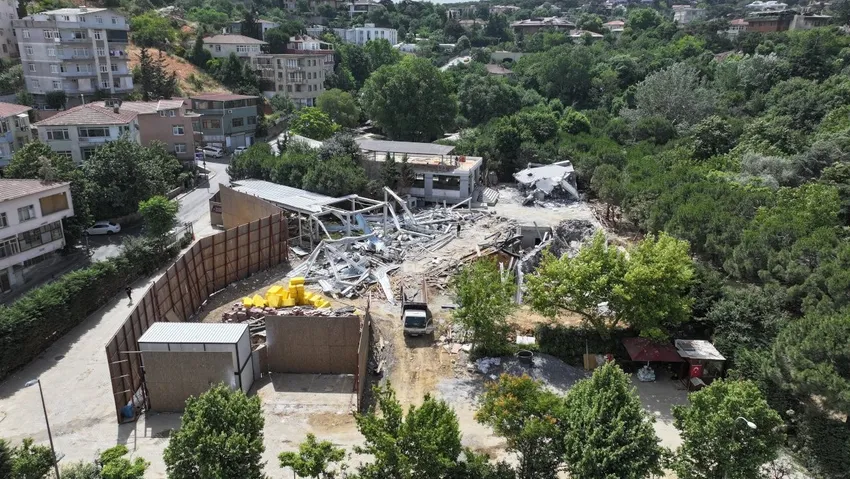Üsküdar Belediyesi, Burhaniye Mahallesi'nde bir kafe-restoran tarafından inşa edilen kaçak