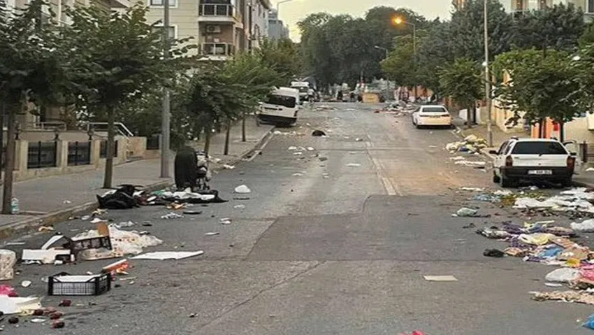 Üsküdar Belediyesi'nin semt pazarının ardından sokakta oluşan çöplerin temizlenmediği iddia