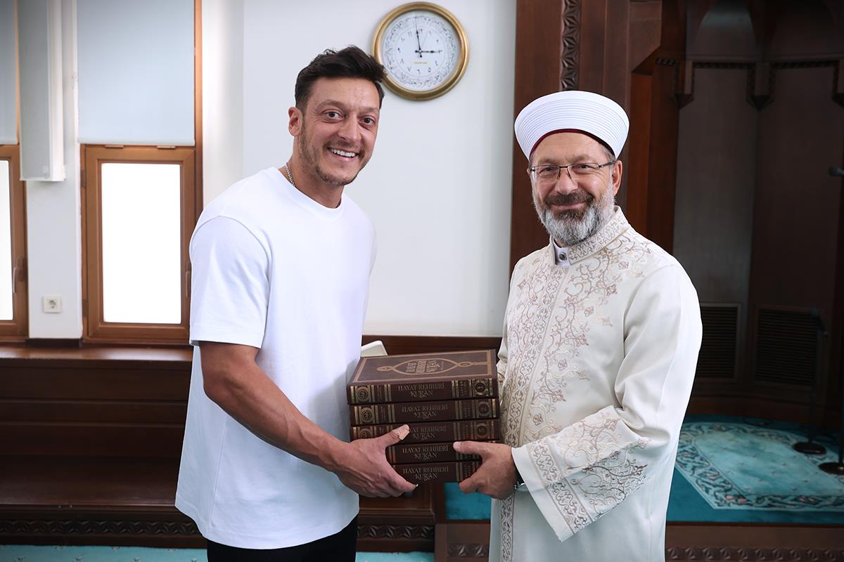 Diyanet İşleri Başkanı Ali Erbaş, eski futbolcu Mesut Özil ile