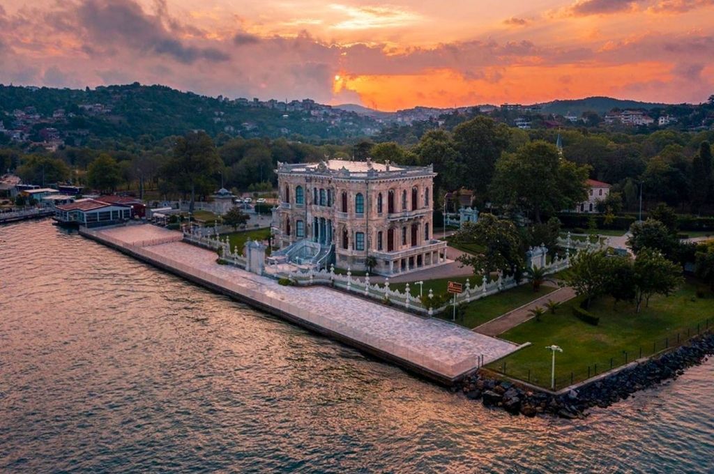Beykoz’da Milli Saraylar’a bağlı Küçüksu Kasrı ve Cam ve Billur