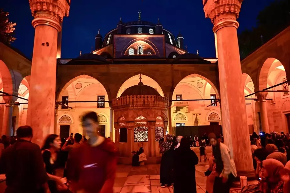 Üsküdar'da, YediHilal Derneği tarafından "Filistinli kardeşlerimiz için dua" programı düzenledi.
