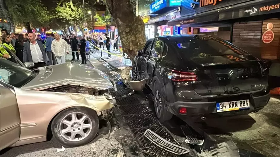 Üsküdar'da meydana gelen trafik kazasında, bir yabancı plakalı otomobil park