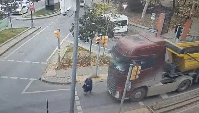 Üsküdar'da yaya geçidinden yolun karşısına geçmek isteyen 81 yaşındaki Hanife