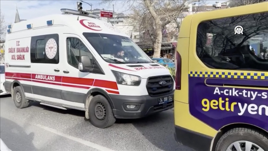 Hakimiyeti Milliye Caddesi'nde hastaya müdahale için giden ambulans, yoğun trafik dolayısıyla