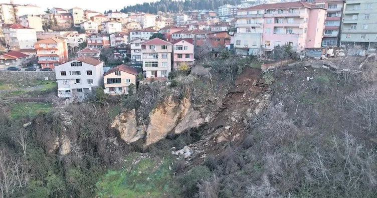 Üsküdar'da gece saatlerinde meydana gelen toprak kayması nedeniyle 4'er katlı