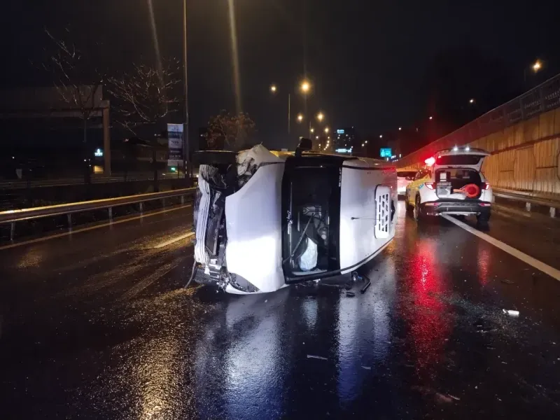 Üsküdar, D100 Karayolu Acıbadem mevkiinde sabah saatlerinde hafif ticari bir