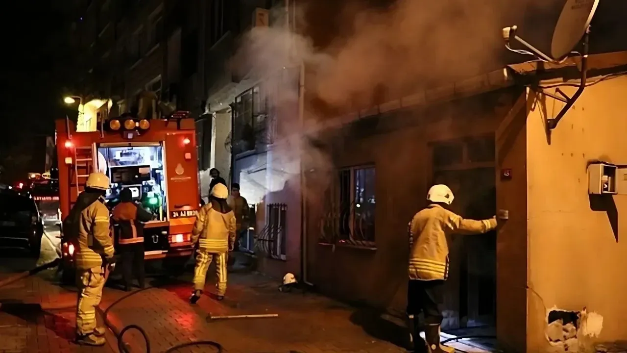 Üsküdar’da bir apartmanın zemin katında çıkan yangında duman binayı sardı,