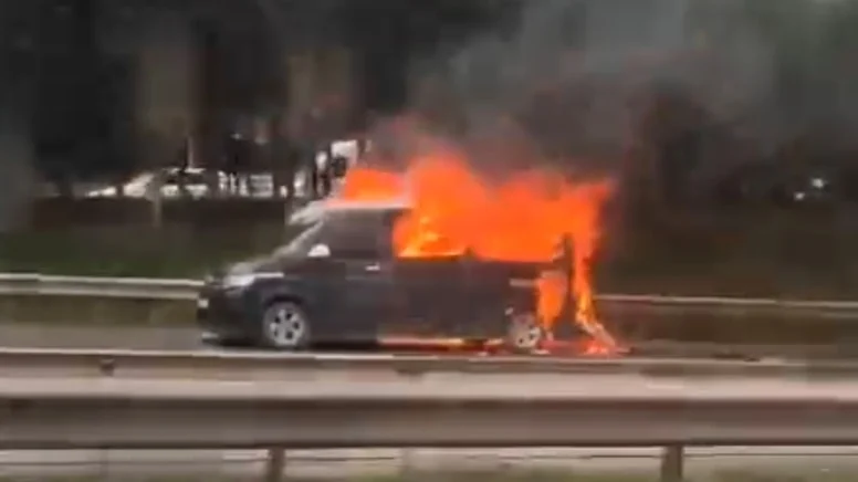 İstanbul Üsküdar TEM Çamlıca Bağlantı Yolu'nda seyir halindeki bir araç
