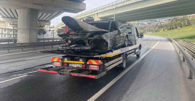 İstanbul Üsküdar’da D-100 Karayolu’nda seyir halindeki BMW marka otomobil, motor