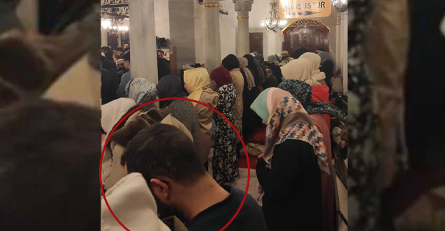 Üsküdar’daki Valide-i Cedid Camii’nde bir erkeğin kadınlara ayrılmış bölümde namaz
