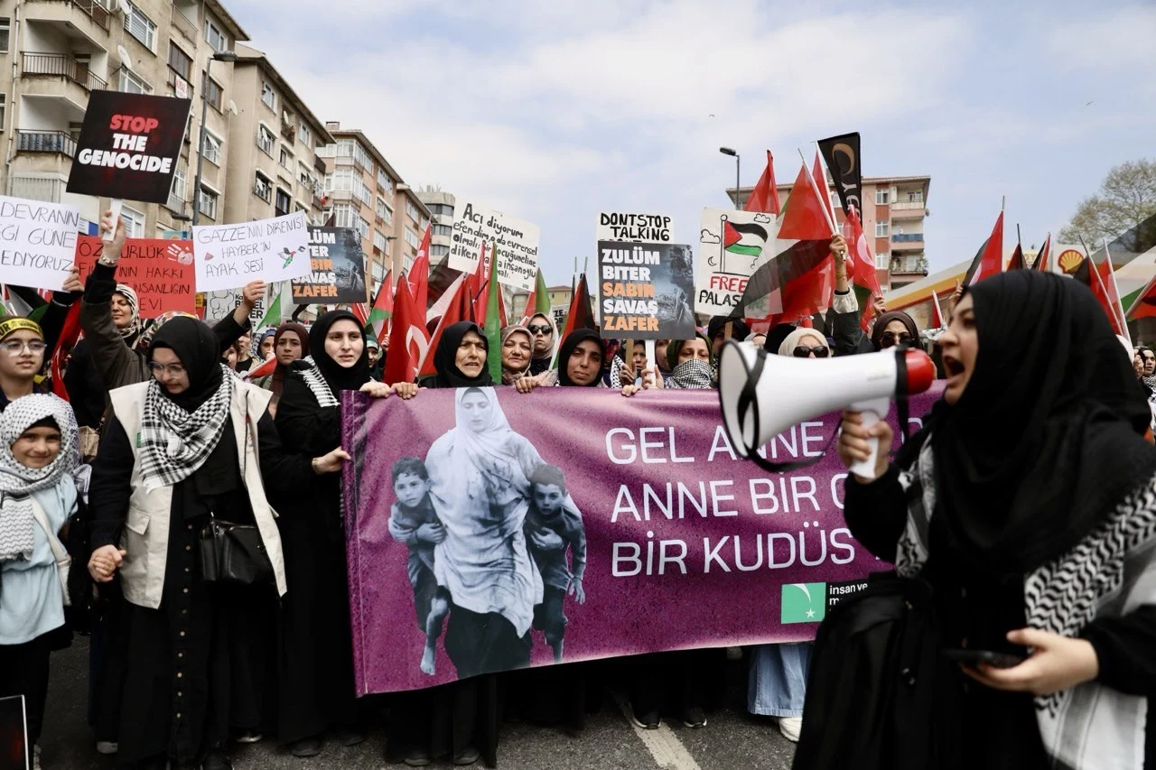  İHH öncülüğünde düzenlenen yürüyüşte, sivil toplum kuruluşlarının da desteğiyle