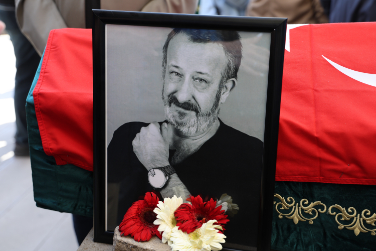 Tiyatro dünyasının sevilen ismi Naşit Özcan (68), Üsküdar Şakirin Camii’nde