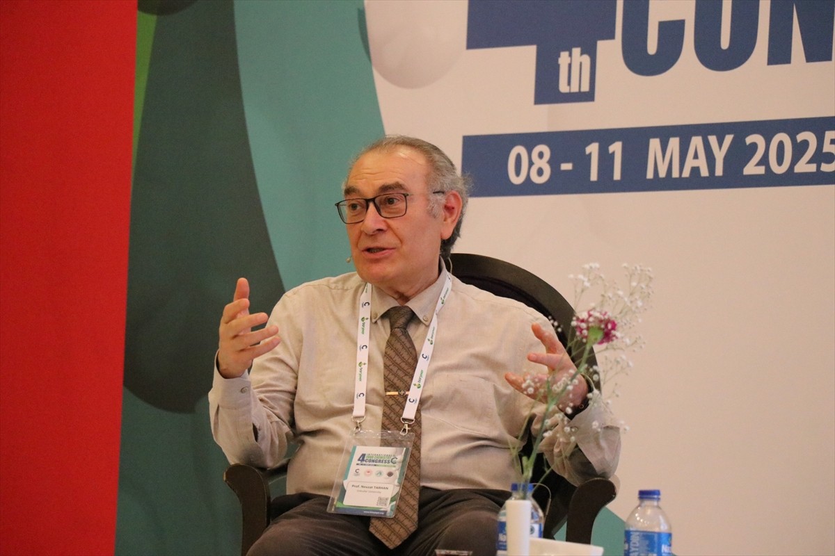 Üsküdar Üniversitesi Kurucu Rektörü ve Psikiyatrist Prof. Dr. Nevzat Tarhan,