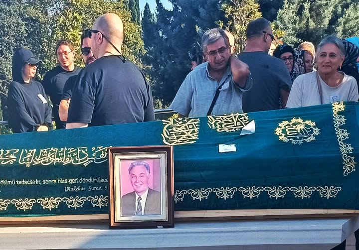 Türkiye’nin ilk “Yılın Öğretmeni” unvanını alan Ethem Sezgin’in bu tarihi