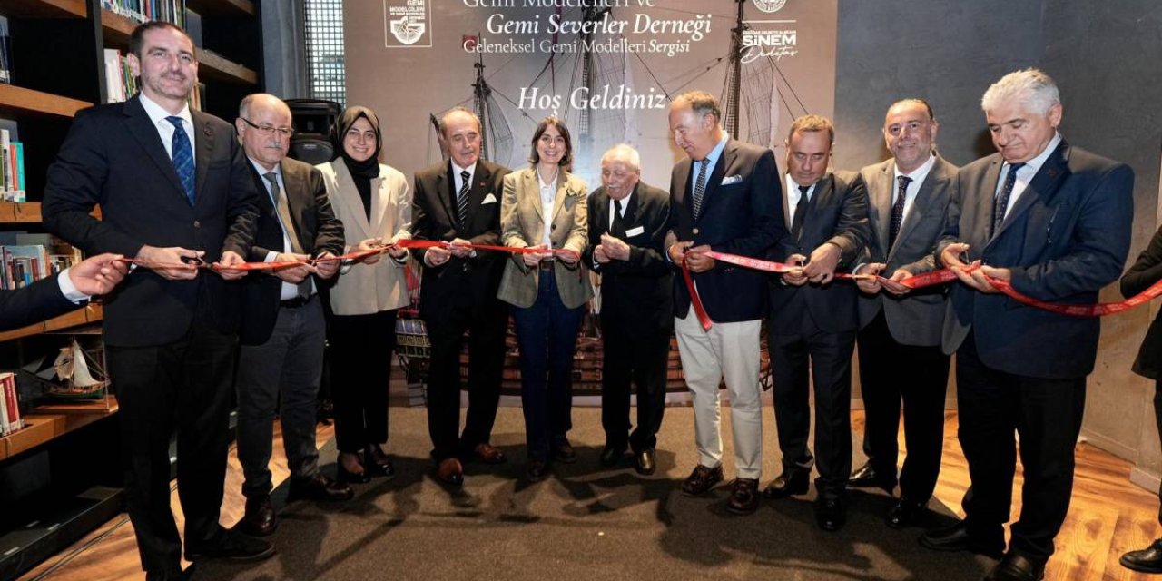 Üsküdar Belediyesi’nin ev sahipliğinde düzenlenen sergi, denizcilik tarihini model sanatla
