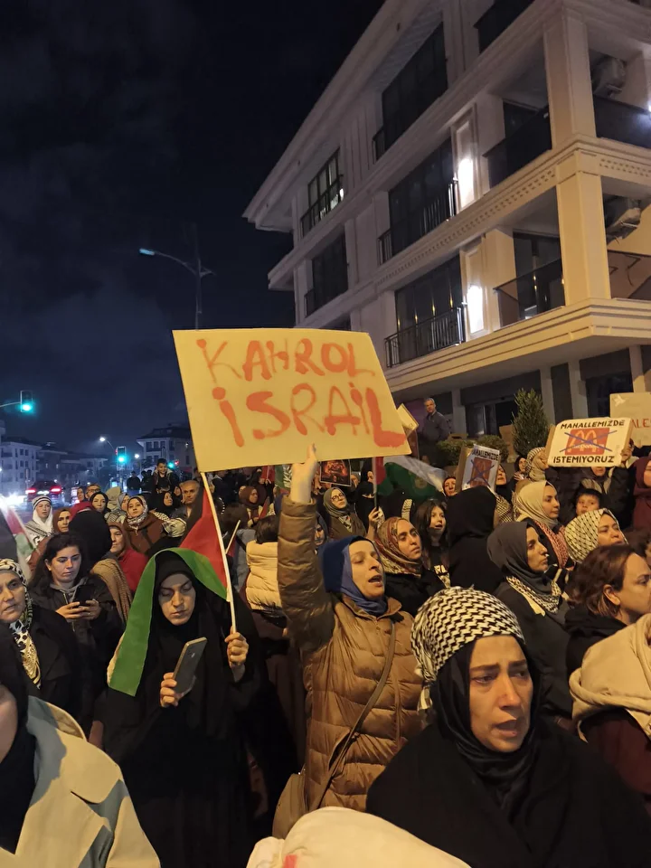 Çengelköy Bahçelievler Mahallesi’nde açılması planlanan McDonald's şubesine karşı, Filistin ile