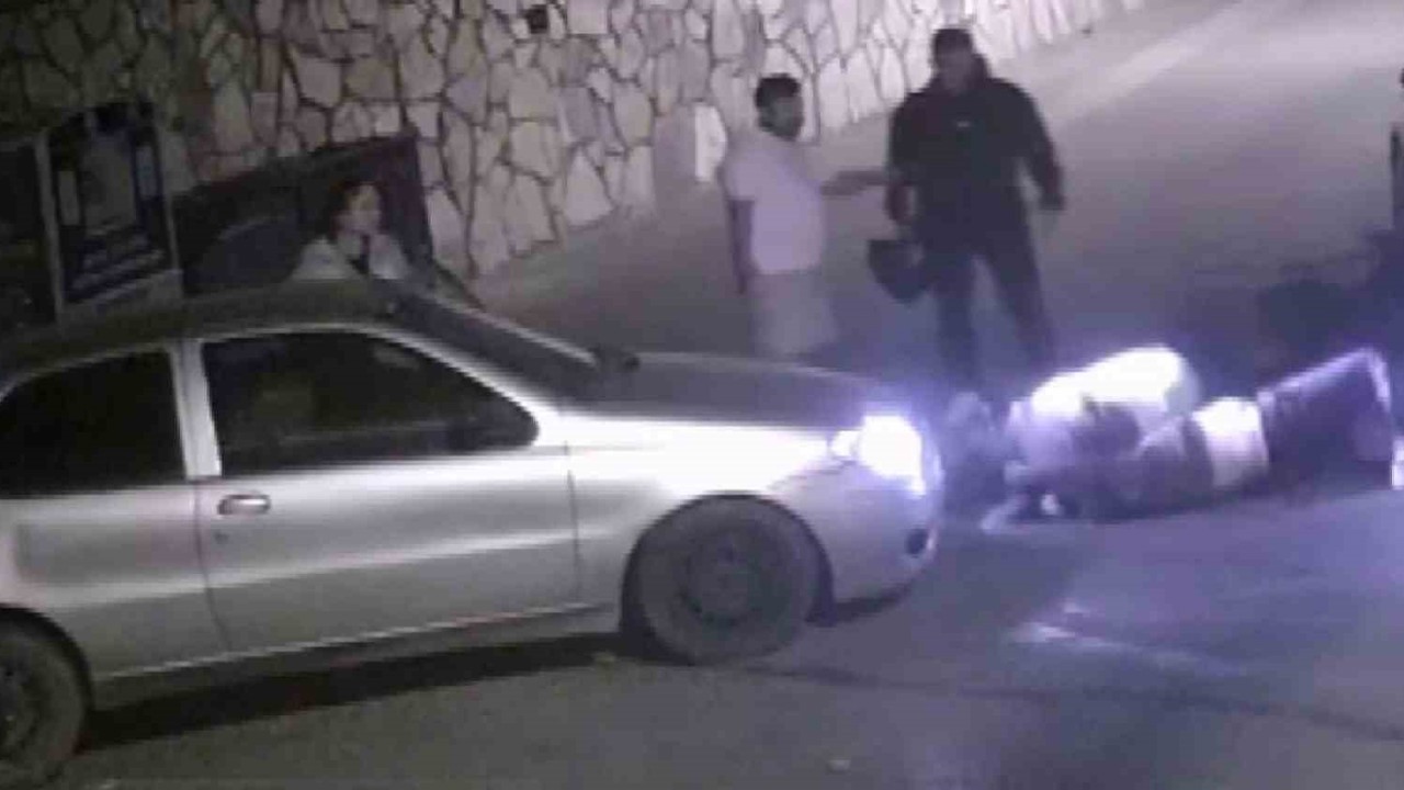 Üsküdar’da yol verme tartışması büyüyerek kavgaya dönüştü. Geri manevra sonucu