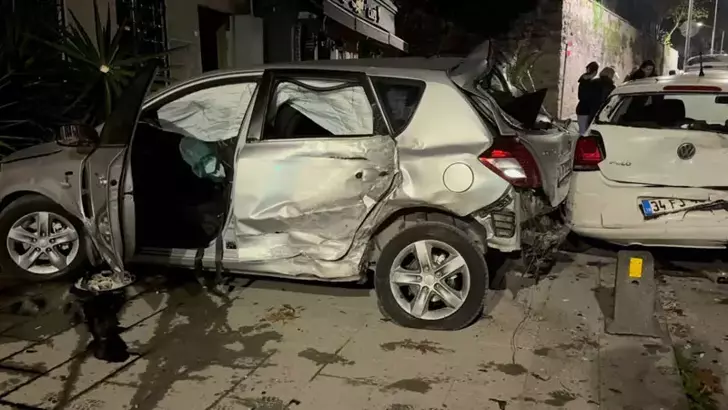 İstanbul Üsküdar’da sabah saatlerinde kontrolden çıkan bir otomobilin duvara çarpması