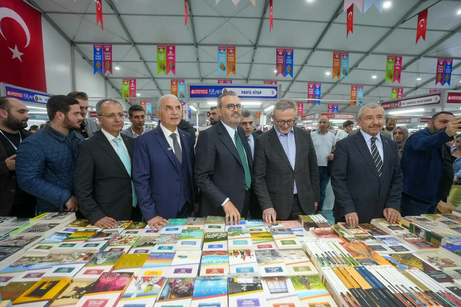 “Kitap Vakti Geldi” sloganıyla düzenlenen fuar; 100 yayınevi, 250 yazar