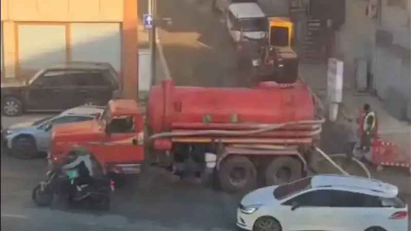İşyerlerinin otopark ve depolarını basan pis su hem ekonomik zarara