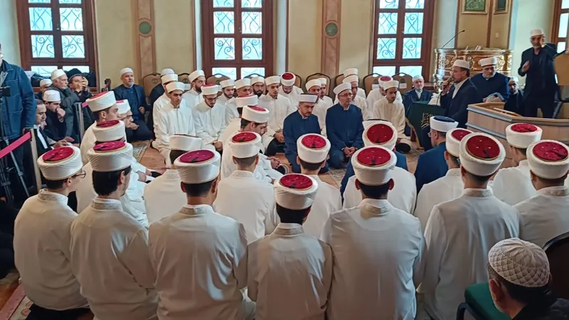 İstanbul Üsküdar’da bulunan Aziz Mahmud Hüdayi Camii’nde hafızlık eğitimlerini tamamlayan