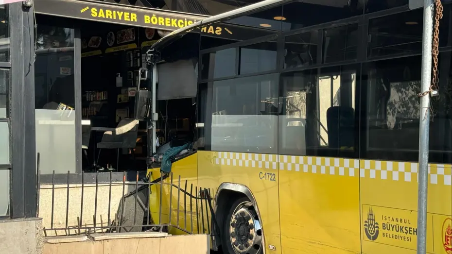 Üsküdar Karlıdere Caddesi’nde sabah saatlerinde meydana gelen kazada, otomobille çarpışan
