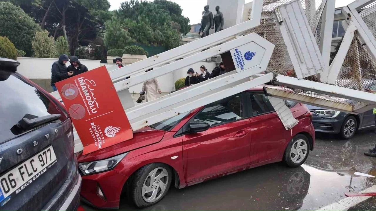Üsküdar’da seyir halindeki bir tırın taşıdığı ekskavatörün yol tabelasına çarpması
