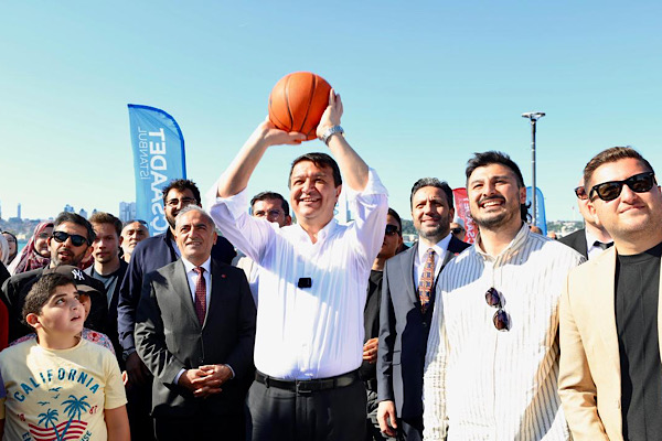 Saadet Partisi Genel Başkan Vekili Mahmut Arıkan, Üsküdar sahilinde gerçekleştirilen