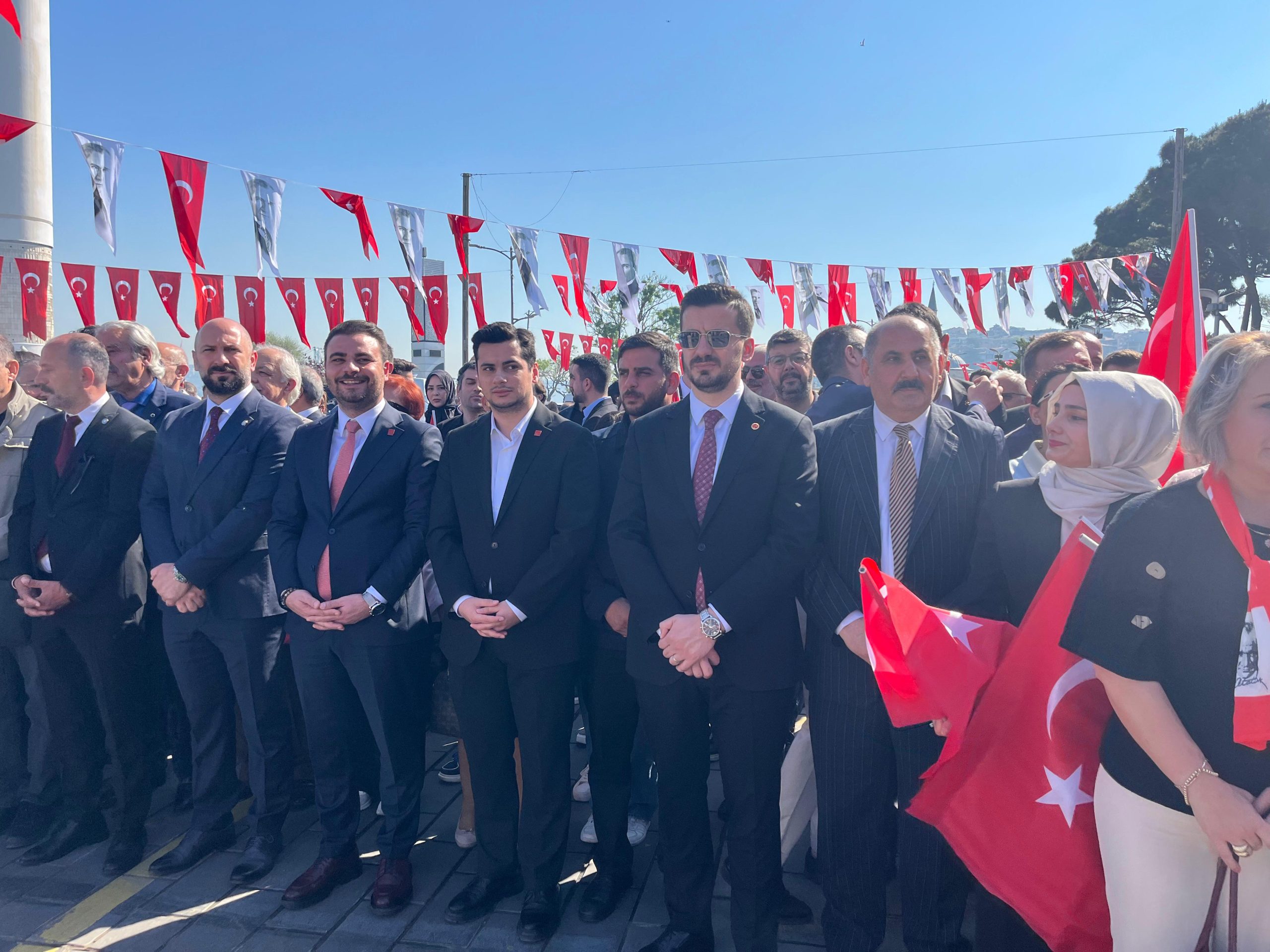 Milliyetçi Hareket Partisi Üsküdar İlçe Başkanı Mustafa Gider ve yönetim