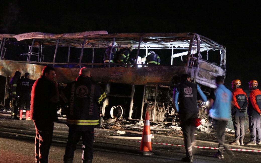 Denizli’nin Sarayköy ilçesinde sabaha karşı dehşet verici bir trafik kazası
