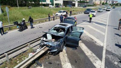 Çekmeköy'de meydana gelen trafik kazasında kontrolden çıkan otomobil yol ayrımındaki