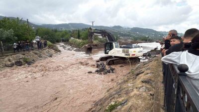 Meteoroloji’nin sarı kodlu uyarısının ardından Osmaniye’nin Düziçi ilçesinde şiddetli sağanak