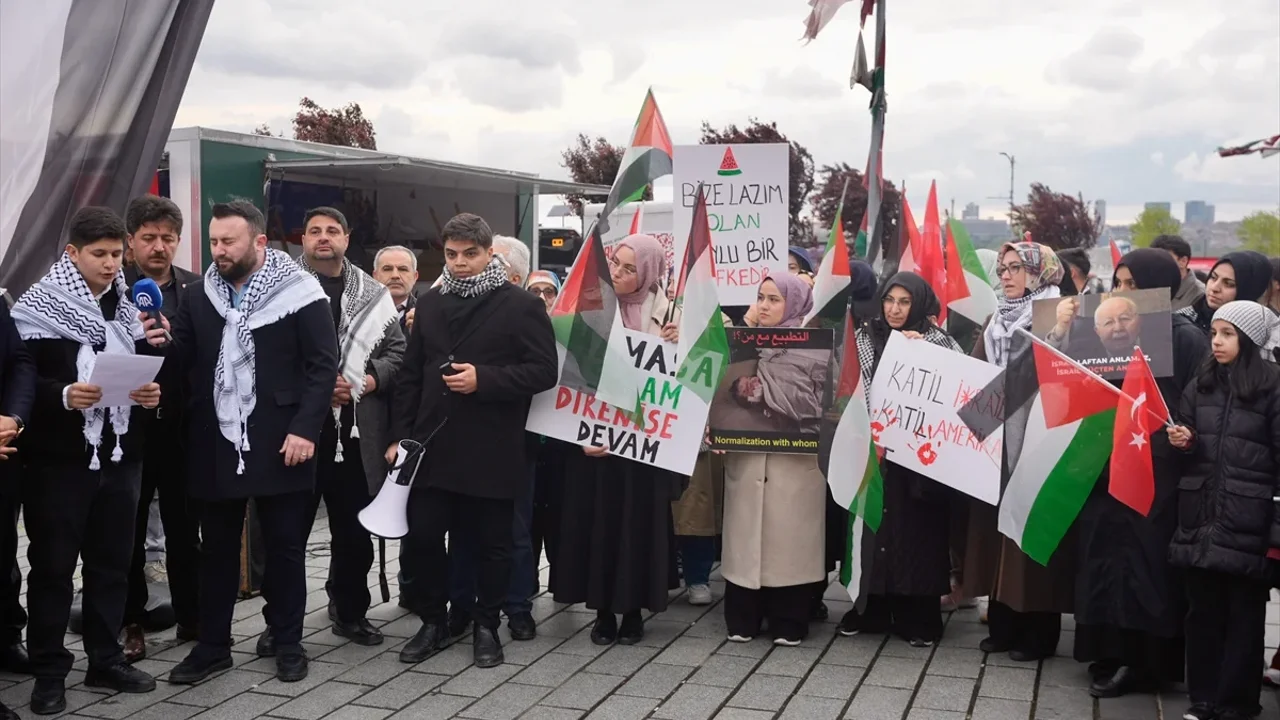 İstanbul’un Üsküdar Meydanı’nda bir araya gelen sivil toplum kuruluşları, İsrail’in