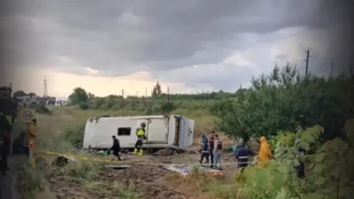 Isparta'nın Gelendost ilçesinde geziye çıkanları taşıyan tur midibüsünün şarampole devrilmesi