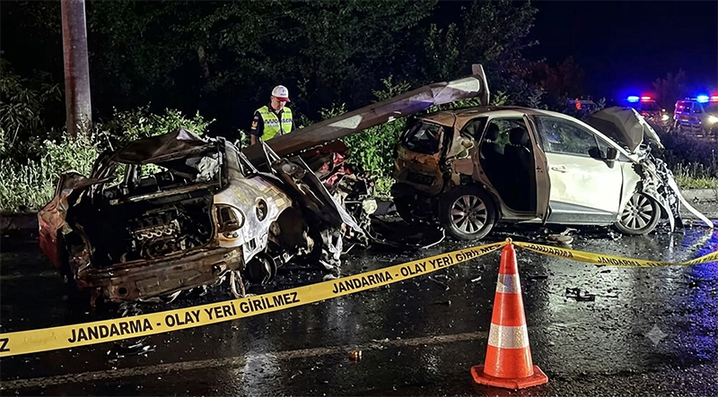 Rize'nin Çayeli ilçesinde meydana gelen zincirleme trafik kazasında 3 kişi