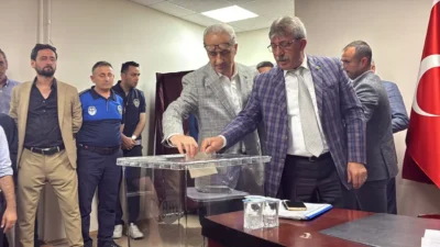 Düzce’nin Akçakoca ilçesinde siyaset gündemi hareketli saatler yaşıyor. Akçakoca Belediye